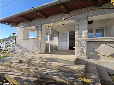 CASA DE VANZARE SI TEREN  IN TG TROTUS LA STRADA PRICIPALA  ECOENERGIE - plata in 2 transe de 6 luni 
